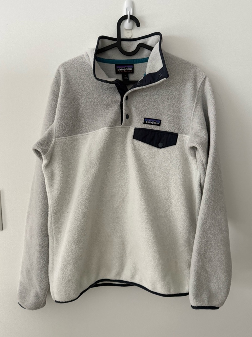 Patagonia Men's Light Gray and Navy Button Snap Lightweight Fleece Pullover